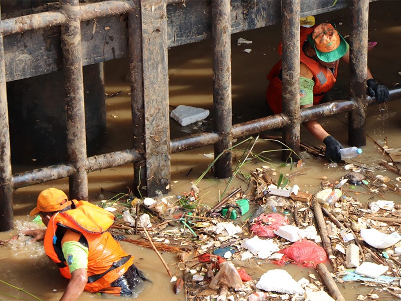 Sejak awal tahun hingga kini, lebih dari 1.800 laporan banjir ditangani lewat CRM. Lihat data, studi kasus, dan upaya atasi banjir Jakarta di sini.